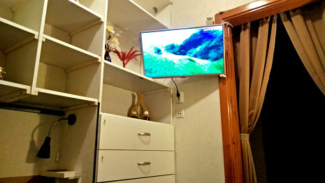 TV LED dormitorio del estudio Amzei centro historico Bucarest alquiler corto plazo